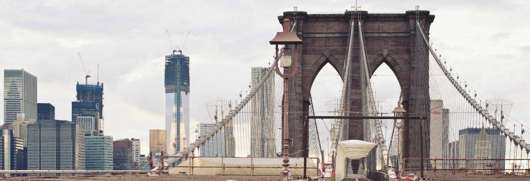 Blick auf die Brooklyn Bridge in New York City